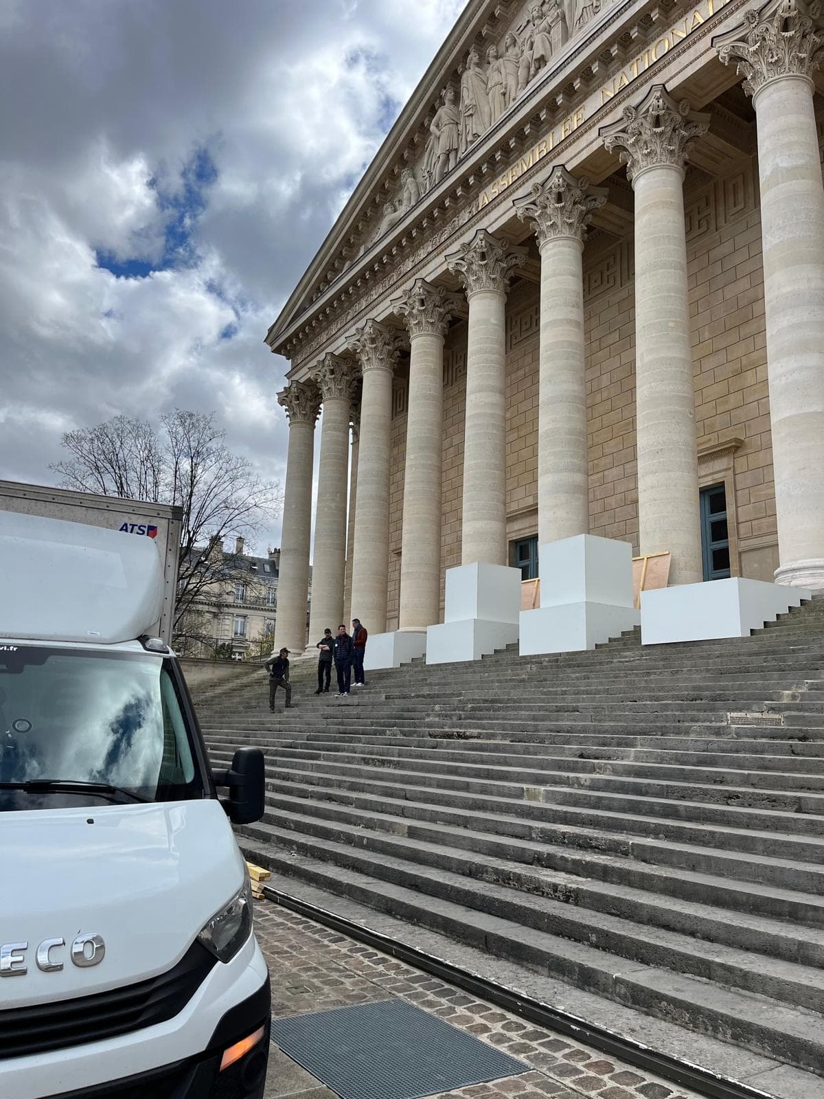 Un camion en livraison d'art